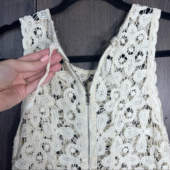 !🌼3/$30🌼Sleeveless Lace Zip Up Back Blouse Size Small - Picture 11 of 14
